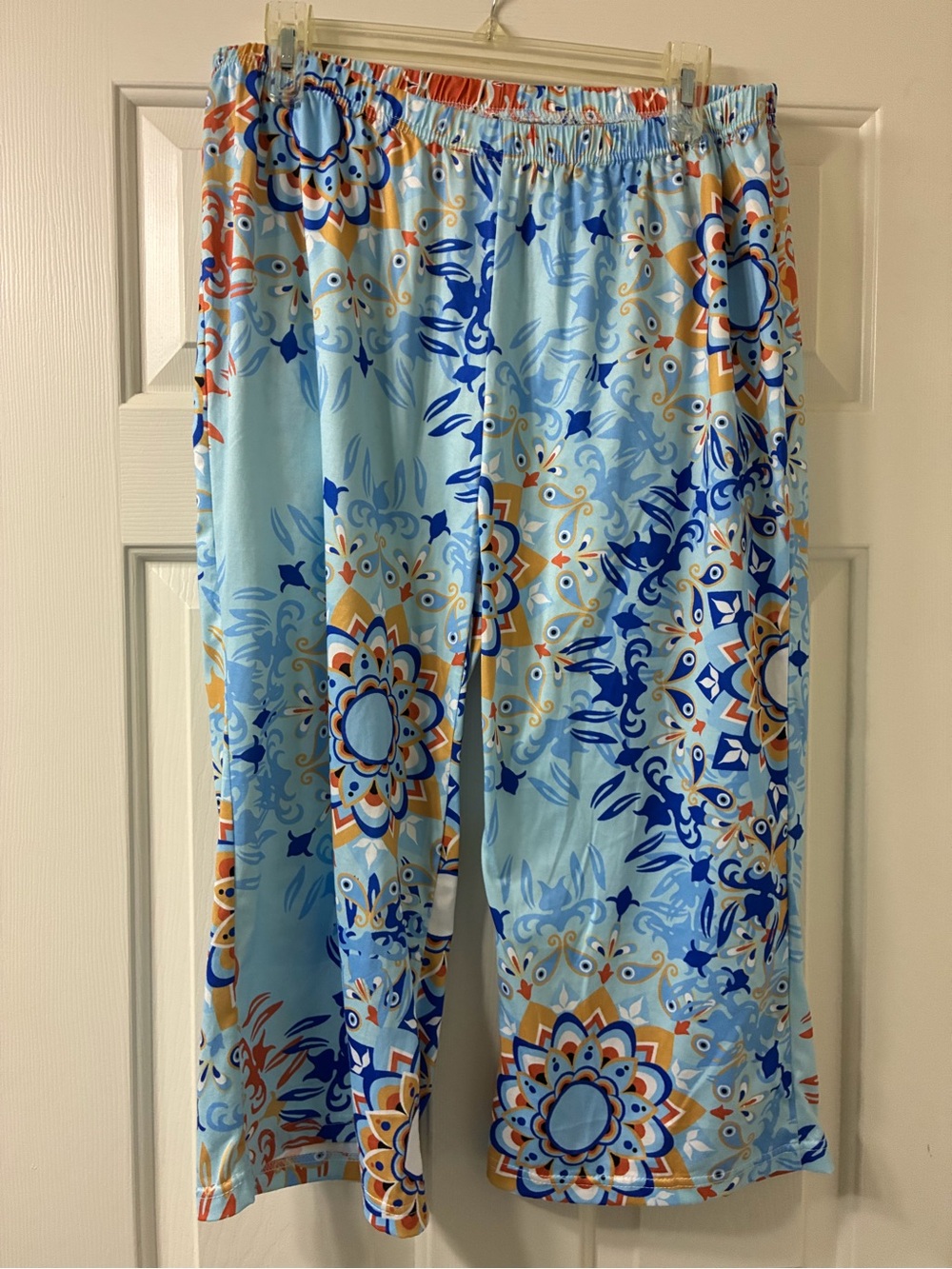 Source Unknown Light Blue Floral Medallion Capris